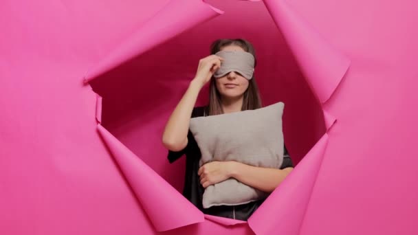 Wanita Yang Sangat Bahagia Yang Mengenakan Topeng Tidur Dan Piyama — Stok Video