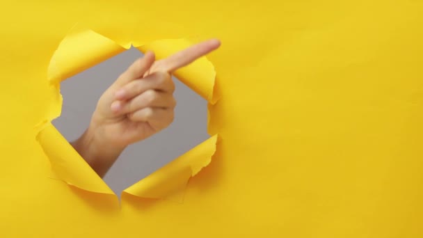 Onherkenbare Wijzer Wijzend Opzij Wijzend Advertentieruimte Doorbrekend Papiergat Gescheurd Gele — Stockvideo