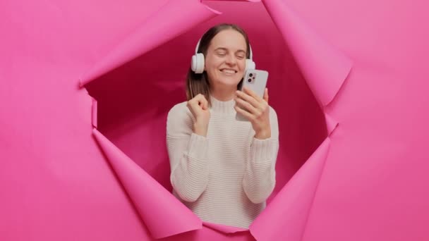 Zorgeloos Glimlachende Jonge Vrouw Luisteren Muziek Draadloze Koptelefoon Met Mobiele — Stockvideo