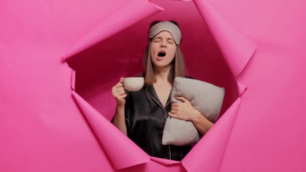 Der Morgen Beginnt Mit Kaffee Schläfrige Frau Mit Schlafmaske Und — Stockvideo