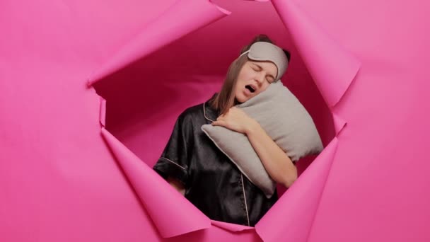 Mulher Calma Usando Máscara Dormir Pijama Com Olhos Fechados Acordando — Vídeo de Stock