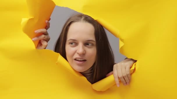 Koyu Renk Saçlı Kadının Sarı Kağıtları Kırarak Büyük Gözleri Ağzı — Stok video