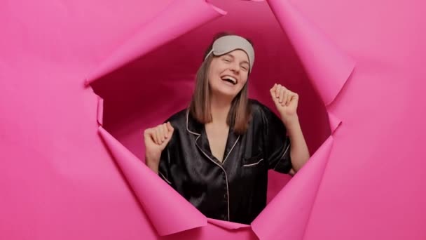 Extreem Gelukkig Vrolijke Tevreden Energieke Vrouw Dragen Pyjama Slaapmasker Dansen — Stockvideo