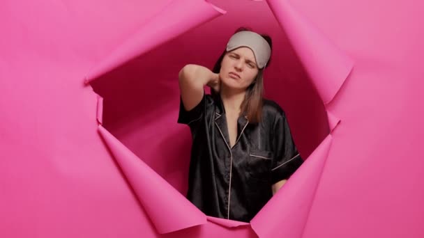 Femeie Nefericită Costume Somn Ruptă Ochi Prin Gaura Hârtie Roz — Videoclip de stoc