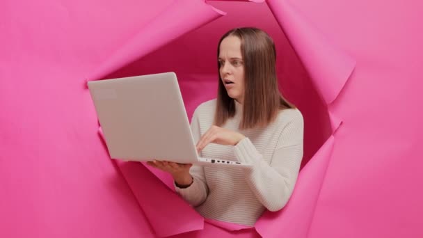 Overjoyed Adult Brown Haired Woman Holding Laptop Breaking Pink Slit — Stock Video