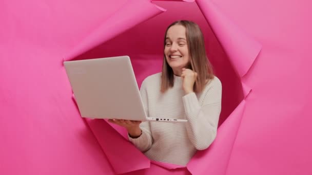 Захоплена Весела Доросла Коричнева Волохата Жінка Тримає Ноутбук Пробиваючи Рожевий — стокове відео