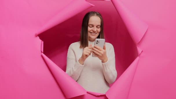 Усміхнена Жінка Тримає Сучасну Стільникову Серфінгову Соціальну Мережу Насолоджуючись Онлайн — стокове відео