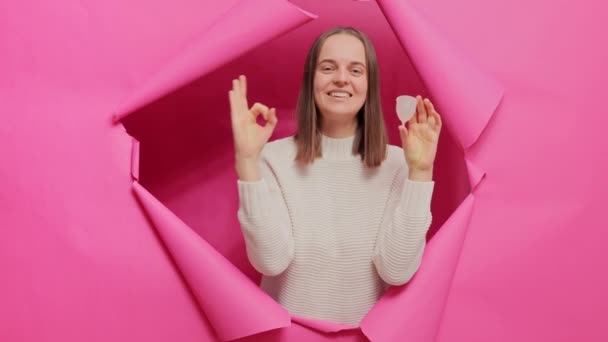 Jonge Blanke Vrouw Met Menstruatiecup Poseren Het Gat Van Roze — Stockvideo