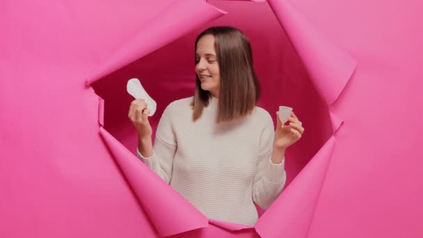 Jolie Femme Heureuse Tenant Une Tasse Menstruelle Une Serviette Hygiène — Video
