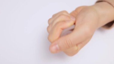 Sürdürülebilir jinekolojik bakım. Jinekolog 'un sağlık tavsiyesi. Çevre dostu adet seçenekleri. Beyaz arka planda izole edilmiş regl bardağını gösteren kadın eli.