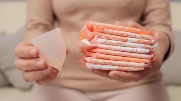 Produkt Higieniczny Dla Zdrowia Kobiet Alternatywne Produkty Menstruacyjne Nierozpoznawalna Kobieta — Wideo stockowe