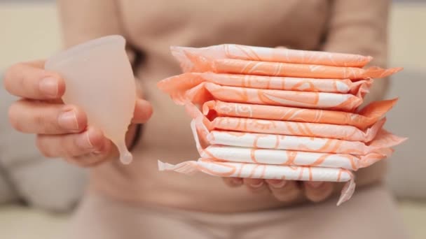 Mulher Desconhecida Segurando Almofadas Higiene Copo Menstrual Tomada Decisão Produtos — Vídeo de Stock