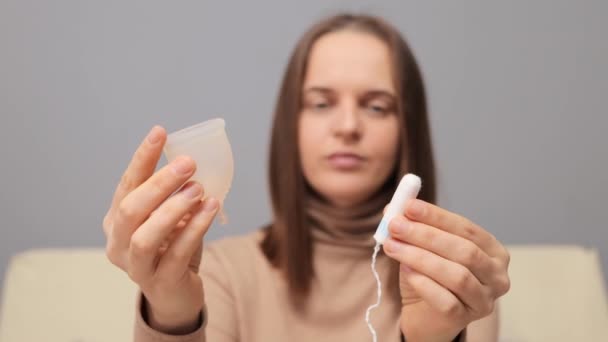 Žena Menstruační Zdravotní Péče Sběr Tekutin Bezpečným Způsobem Porovnání Léku — Stock video