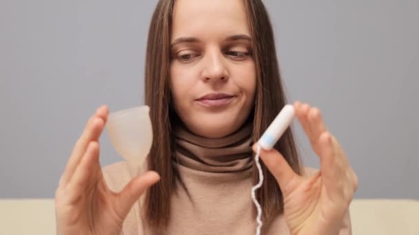 Weibliche Schutzmethoden Gynäkologischer Gesundheitsvergleich Alternative Menstruationsprodukte Braunhaarige Frau Mit Sammler — Stockvideo