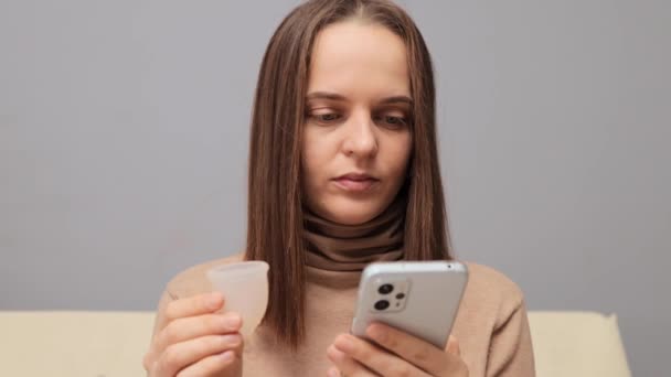 Barna Hajú Fiatal Kiszámítása Menstruációs Ciklus Segítségével Mobil App Gazdaság — Stock videók