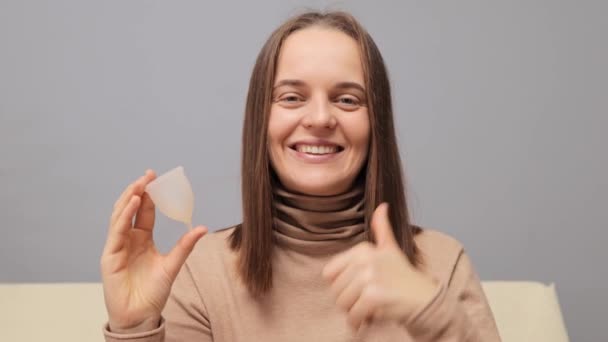 Biztonságos Intim Alternatívák Felismerhetetlen Kezében Menstruációs Csésze Mutatja Mint Gesztus — Stock videók