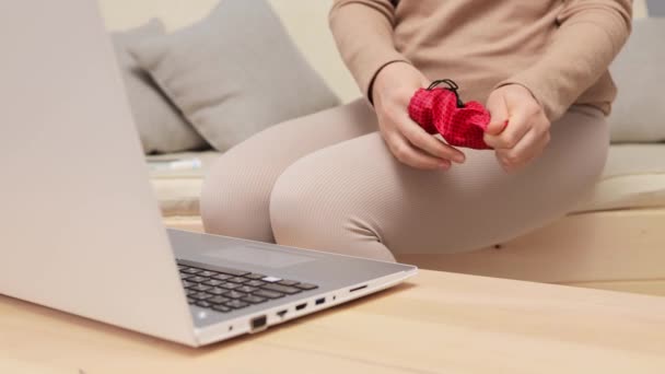 Wanita Yang Tidak Dikenal Menggunakan Laptop Mencari Cangkir Menstruasi Gunakan — Stok Video