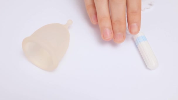 Unerkennbare Person Die Mit Dem Finger Auf Menstruationstasse Und Femininen — Stockvideo