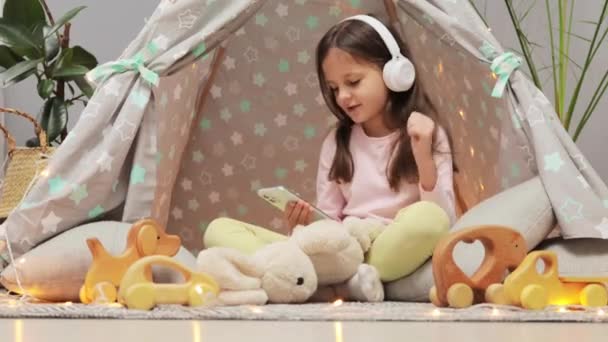 Pequena Menina Cabelos Castanhos Ouvindo Música Casa Usando Fones Ouvido — Vídeo de Stock