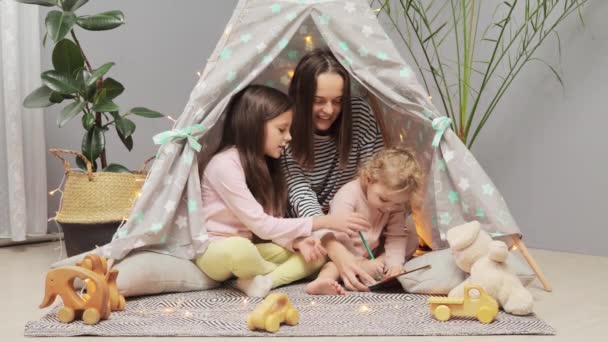 Mutter Spielt Hause Wigwam Mit Ihren Töchtern Während Sie Auf — Stockvideo