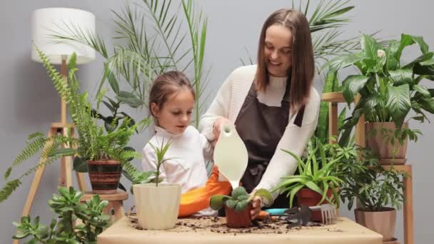 Rodzinny Czas Roślinami Doniczkowymi Roślinna Pielęgnacja Botaniczna Matka Córka Razem — Wideo stockowe