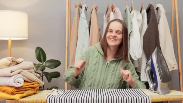 Joyeux Positif Brun Chevelu Jeune Femme Portant Chemise Tricotée Repassage — Video