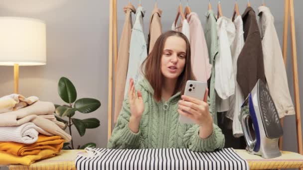 Nette Braunhaarige Junge Frau Strickhemd Bügelt Kleider Ihrem Kleiderschrank Hause — Stockvideo