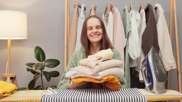 Smiling Brown Haired Young Woman Housemother Wearing Knitted Shirt Showing — Stok Video