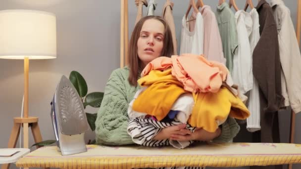 집에서 그녀의 옷장에 다림질 불행한 여자가 게으르고 더미로 둘러싸여 지루한되고 — 비디오