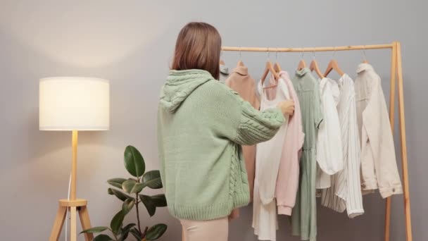 Modeshoppen Stijl Keuzes Kleding Showroom Voor Vrouwen Achteraanzicht Van Vrouw — Stockvideo