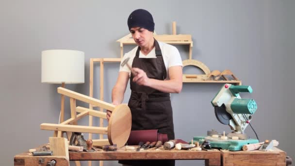 Homem Carpinteiro Trabalho Estúdio Para Woodcraft Construindo Com Talento Projetando — Vídeo de Stock
