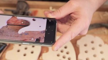 Sanatsal marangozluk icatları. Joiner 'ın yeteneği sergileniyor. Tanımlanamayan marangoz, ahşap oyuncaklarının fotoğrafını çekiyor. Marangozun blogu için içerik oluşturuyor.