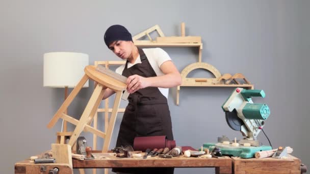 木材业技能 精通木艺 设计一个木工企业 木匠在做新椅子的同时用木工工具测量尺寸 — 图库视频影像