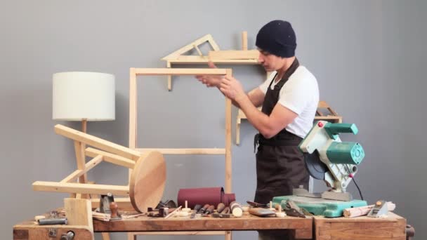 艺术木匠 木制工具 工艺技巧 木制品创作设计一个木制品企业 卡彭特在车间里工作 业余时间享受他的业余爱好 — 图库视频影像