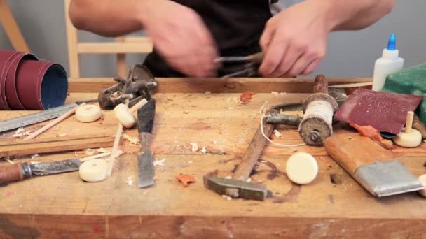 Ácsmunka Öröme Stúdiókészítés Mesterség Elsajátítása Szakképzett Asztalos Készíti Elő Munkahelyét — Stock videók