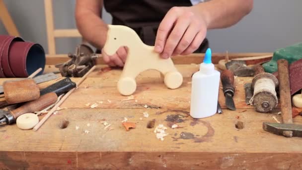 창의력으로 윙윙거리는 스튜디오 사항에서 작업장에서 테이블에 모양으로 장난감을 만드는 수없는 — 비디오