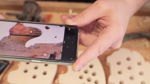手工木制品的创作 乔纳的才华被展示出来 不明身份的木匠给他的木制玩具拍照片 为他的木匠博客创作内容 展示他的木制品 — 图库视频影像