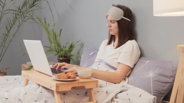 Moe Vrouw Werkt Online Laptop Bed Met Problemen Met Haar — Stockvideo