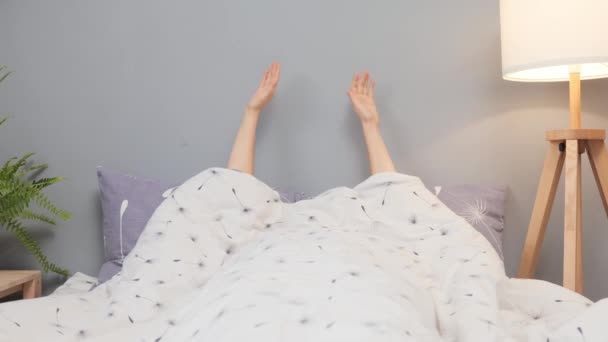 Mulher Preguiçosa Irreconhecível Acordando Depois Dormir Manhã Deitado Cama Macia — Vídeo de Stock
