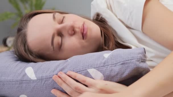 Kvinnan Sover Vackra Unga Hona Liggande Sängen Och Hålla Ögonen — Stockvideo