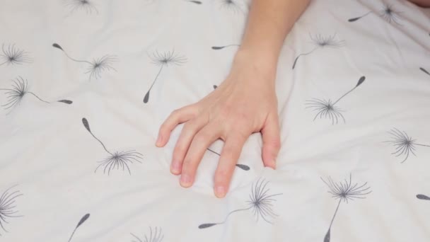 Fechar Mão Mulher Irreconhecível Segurando Folha Branca Apertando Cobertor Com — Vídeo de Stock
