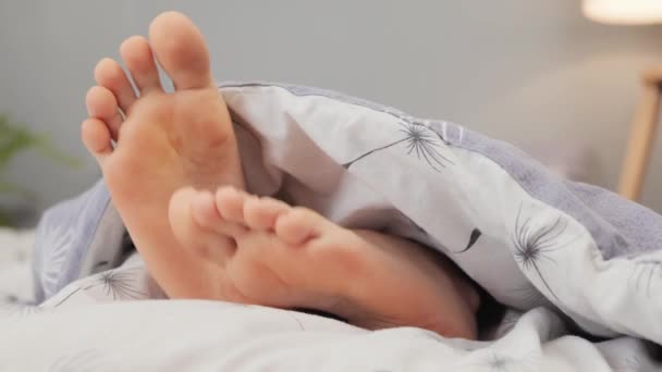 Spící Žena Nohy Pod Přikrývkou Posteli Dobře Upravené Nohy Posteli — Stock video
