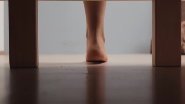 Mujer Descalza Irreconocible Levantándose Cama Piso Dormitorio Por Mañana Después — Vídeos de Stock