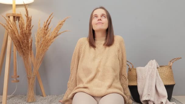 Sorridente Rilassato Donna Allegra Indossa Maglione Beige Seduto Sul Pavimento — Video Stock