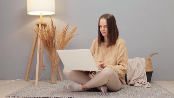 Thuis Kantoor Technologie Online Laptop Gebruik Binnenlandse Werkomgeving Kalme Vrouw — Stockvideo