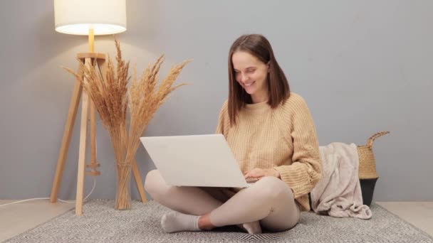 Laptop Hemmaplan Affärsverksamhet Online Inomhusarbete Glad Kvinna Bär Beige Tröja — Stockvideo