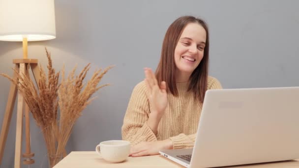Mujer Alegre Usando Suéter Beige Usando Ordenador Portátil Mientras Está — Vídeos de Stock