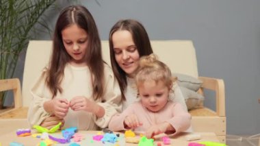 Oyun hamurundan öğreniyorum. Çocuklar, öğretmenleri ve anneleriyle birlikte plastikle oynuyorlar. Evde yaratıcı anlar geçiriyorlar. Yaratıcılık ve el becerileri geliştiriyorlar.