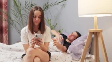 Üzgün, mutsuz bir adam, üzgün bir şekilde yalan söylüyor. Cep telefonuyla karısını rahatsız ediyor. İnternette sohbet ediyor, internet sayfalarını karıştırıyor.