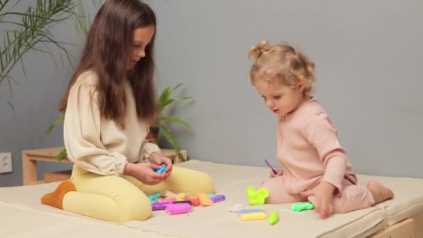 Familie Plezier Met Plasticine Het Creatieve Spel Van Het Kind — Stockvideo